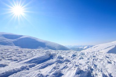 Ukrayna Karpatya ulusal parkındaki Chornogora dağ sırtındaki eski ıssız gözlemevi Pip Ivan 'ın ünlü ve popüler turistik manzarası.