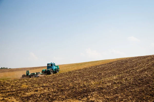 Trator moderno no campo com complexo para o arado. O conceito de trabalho em um campo e indústria agrícola . — Fotografia de Stock