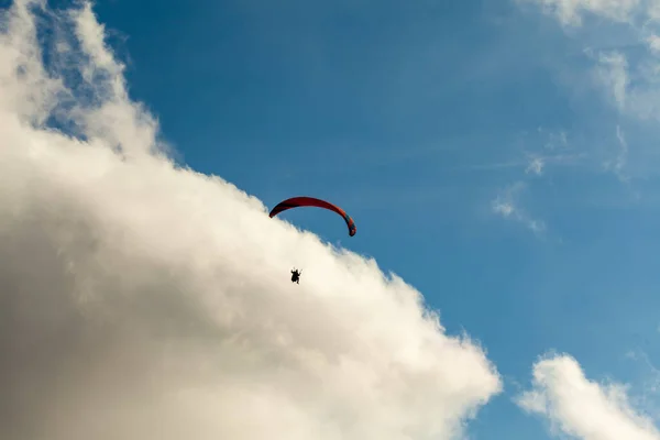 Yaz günü bulutlar üzerinde uçan Yamaçparaşütü — Stok fotoğraf