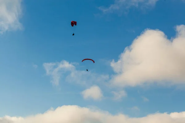 Parapente survolant les nuages en journée d'été — Photo