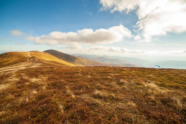 Ukrayna, Magura-Jide dağları ve Karpat dağlarının mavi gökyüzü manzarası. Borzhava dağlarının geniş açık çöl manzaraları. Pylypets, Ulusal Park.