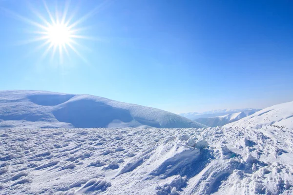 Montagne carpatiche in inverno. Paesaggio invernale in montagna . Foto Stock