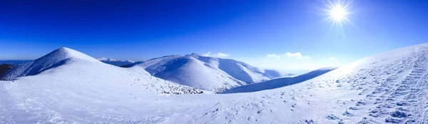 Pegunungan Carpathian di musim dingin. Pemandangan musim dingin diambil di pegunungan . — Stok Foto