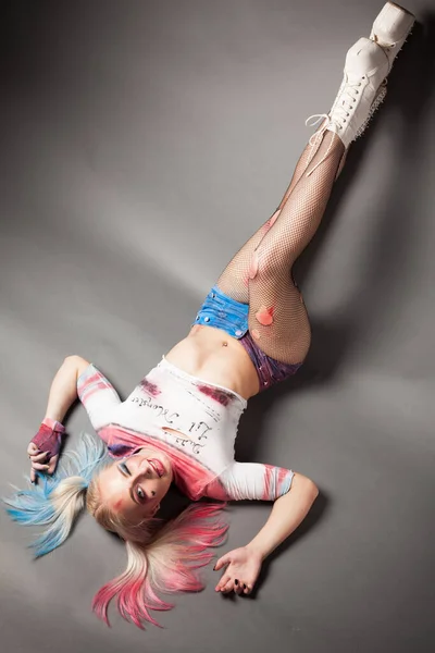 Şeker koyu arka plan üzerinde crasy kızla