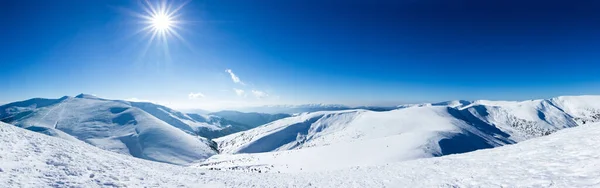Montañas Cárpatas en invierno. Paisaje invernal tomado en montañas . —  Fotos de Stock
