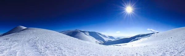 Montañas Cárpatas en invierno. Paisaje invernal tomado en montañas . —  Fotos de Stock