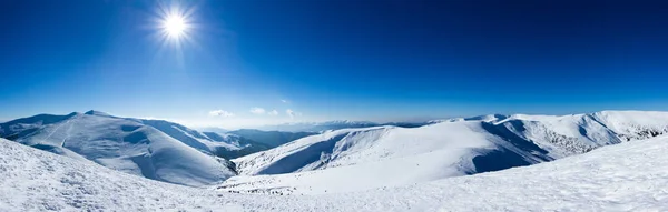 Карпатские горы зимой. Зимний пейзаж в горах . — стоковое фото