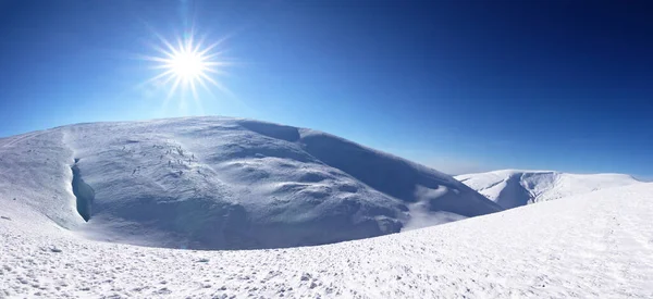 Kışın Karpatlar. Dağlarda alınan kış manzarası. — Stok fotoğraf