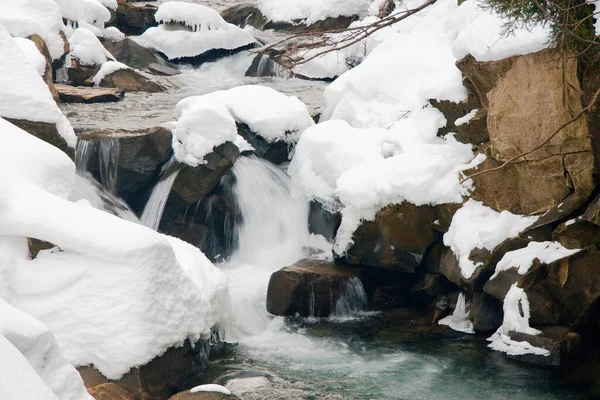 Une petite cascade active. ruisseau de montagne propre, paysage hivernal enneigé, fond de la faune — Photo