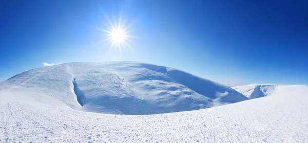 Montanhas Cárpatas no inverno. Paisagem de inverno nas montanhas . — Fotografia de Stock