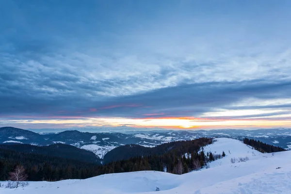 Pôr do sol mágico nas altas montanhas das montanhas dos Cárpatos ucranianos — Fotografia de Stock