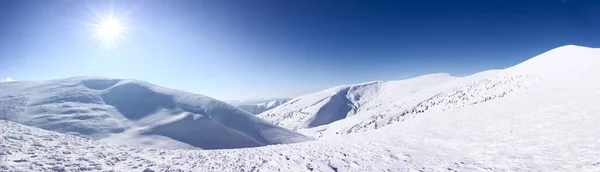 Карпатські гори взимку. Зимовий пейзаж у горах. — стокове фото
