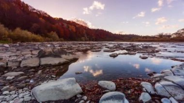 Dağdaki şelaleden akan nehrin manzarası. Dağlardaki orman nehri. Dağ Ormanı nehir manzarası. Güzel bir manzara. Düş! Sonbahar havası.