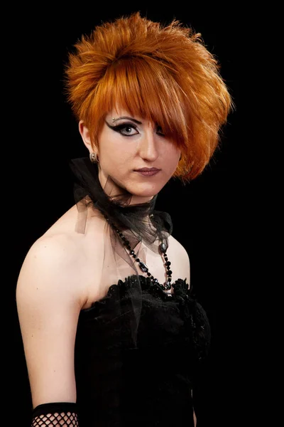 Egy álomgótikus vörös hajú boszorkány portréja. Bizarr vörös hajú gótikus lány. Stúdió felvétel. — Stock Fotó