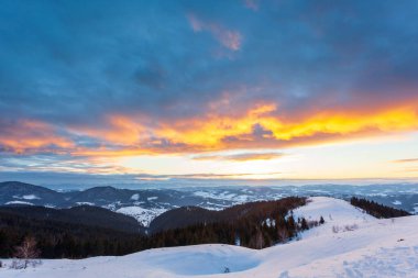 Ukrayna Dağları 'nın yüksek dağlarında sihirli günbatımı