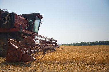Modern traktör alanında kompleksi çiftçilik için. Bir alanda iş kavramı ve Tarım sanayi.