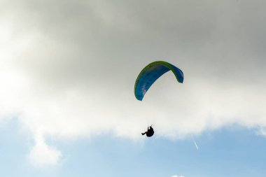 Yaz günü bulutlar üzerinde uçan Yamaçparaşütü