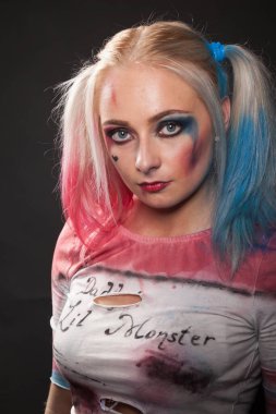 Şeker koyu arka plan üzerinde crasy kızla