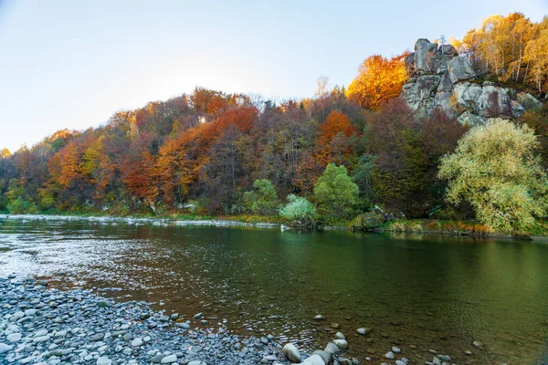 Kilátás a vízesés ősszel. Vízesés őszi színekben. Hegyi folyó az őszi tájban. Ukrajna, Stryj folyó. — Stock Fotó