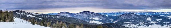 Szczyt górski ze śniegiem wiejącym wiatrem. Zimowy krajobraz. Zimny dzień, ze śniegiem. — Zdjęcie stockowe