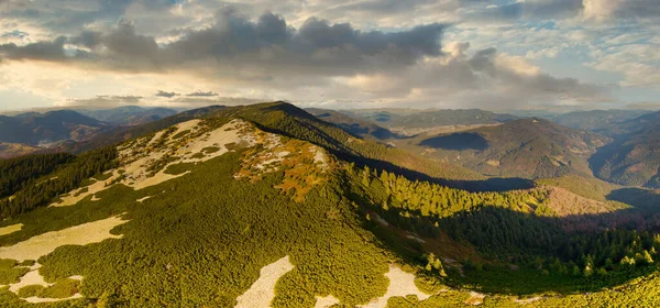 Ukraine. Sonnenaufgang in den Karpaten, farbiger Nebel breitet sich über die Täler und Niederungen der Gebirgskette aus, goldene Prärien sind sehr blendend schön. — Stockfoto