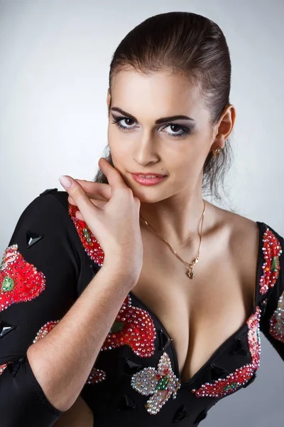 Skönhetsporträtt av attraktiv ung kvinna i professionell make-up. närbild — Stockfoto