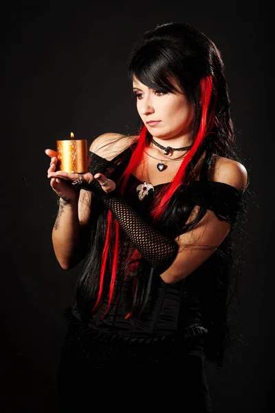 Menina bonita com cabelo vermelho, vestindo um longo vestido de renda de flamenco preto e vermelho gótico com espartilho preto. ajoelhado no chão. isolado em fundo branco. — Fotografia de Stock