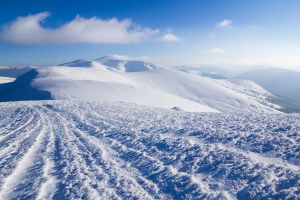 Montanhas Cárpatas no inverno. Paisagem de inverno nas montanhas . — Fotografia de Stock