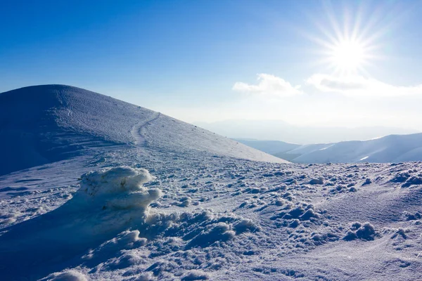 Cenário nevado de inverno surpreendente de marco turístico famoso e popular - observatório desolado velho na montanha Pip Ivan em cume de montanha de Chornogora no parque nacional de Cárpatos ucraniano. — Fotografia de Stock