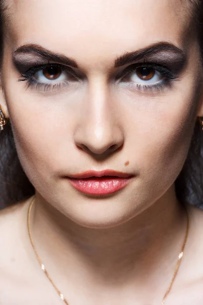 Krása portrét atraktivní mladé ženy na sobě profesionální make-up. detailní obrázek — Stock fotografie