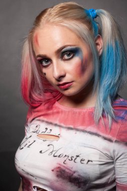 Şeker koyu arka plan üzerinde crasy kızla