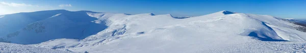 겨울에 카 르 파 티아 산맥입니다. 산에서 찍은 겨울 풍경. — 스톡 사진