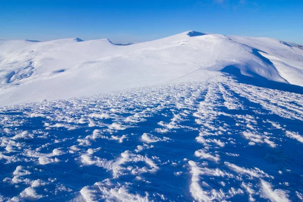 Cenário nevado de inverno surpreendente de marco turístico famoso e popular - observatório desolado velho na montanha Pip Ivan em cume de montanha de Chornogora no parque nacional de Cárpatos ucraniano. — Fotografia de Stock