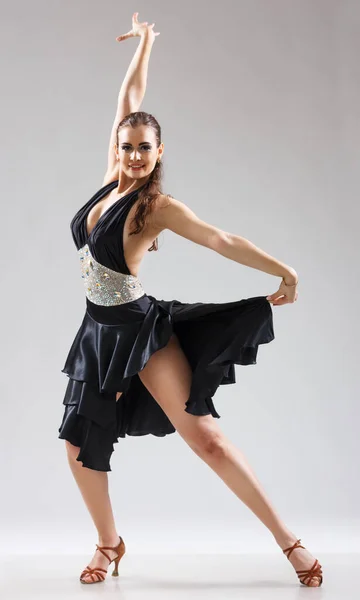 Flamenko dansı yapan genç çekici kadının stüdyo portresi — Stok fotoğraf