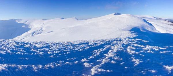 Montanhas Cárpatas no inverno. Paisagem de inverno nas montanhas . — Fotografia de Stock