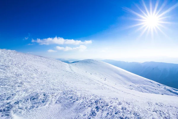 Fantastisk vinter snöig landskap berömda och populära turistiska landmärke - gammal ödslig observatorium på berget Pip Ivan i Chornogora bergskammen i ukrainska Karpaterna nationalpark. — Stockfoto