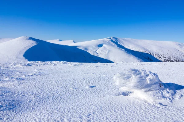 Montañas Cárpatas en invierno. Paisaje invernal tomado en montañas . — Foto de Stock