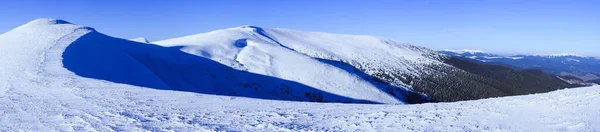 Карпатські гори взимку. Зимовий пейзаж у горах. — стокове фото
