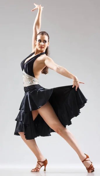 Студийный портрет молодой привлекательной женщины, танцующей фламенко — стоковое фото
