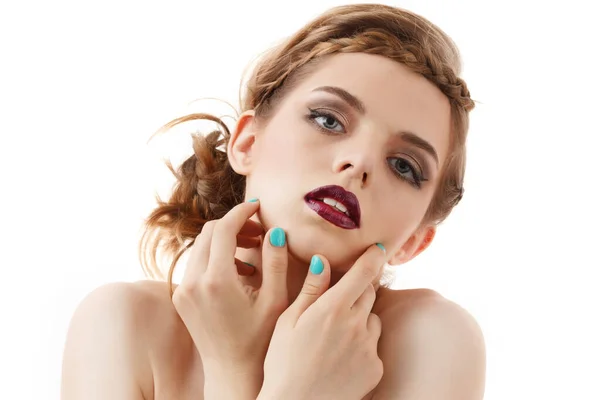 Een jong en mooi meisje met donkere make-up smeert donkere lippenstift op haar lippen. — Stockfoto