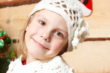 Güzel genç kız köknar ile