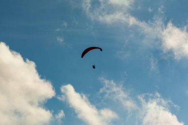 Yaz günü bulutlar üzerinde uçan Yamaçparaşütü