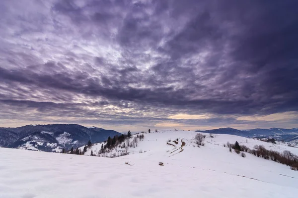 Гірський пік зі сніговим ударом вітром. Зимовий пейзаж. Холодний день, зі снігом . — стокове фото