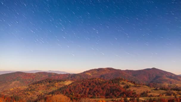 Timelapse av rörliga Star Trails i natthimlen. Vintergatans galax roterar över bergskedjan i sommartid — Stockvideo