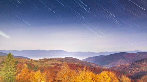 Timelapse ruchomych szlaków gwiazd w nocnym niebie. Galaktyka Drogi Mlecznej obracająca się przez pasmo górskie w okresie letnim — Wideo stockowe