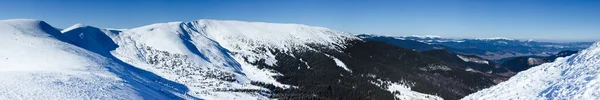 Montagne carpatiche in inverno. Paesaggio invernale in montagna . — Foto Stock