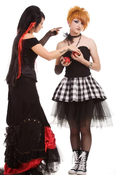 Hermosa joven de pelo rojo, vestida con un largo vestido de encaje flamenco negro gótico y rojo con corsé negro. arrodillado en el suelo. aislado sobre fondo blanco. —  Fotos de Stock