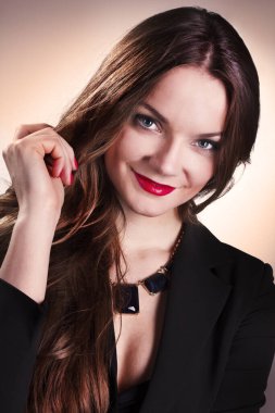 Güzel esmer, beyaz arka planda modern kıyafetler var..