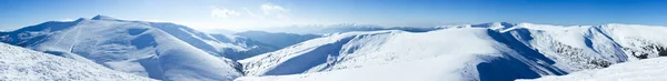 Montagne carpatiche in inverno. Paesaggio invernale in montagna . — Foto Stock