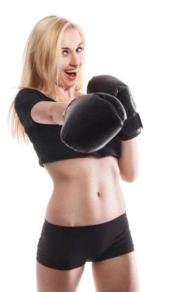 Vereinzeltes Porträt einer athletischen Asiatin in schwarzen Boxhandschuhen. Schlankes, athletisches Mädchen in Trainingskleidung, das in die Kamera blickt. Vertikales Konzeptfoto von Sport, Boxen, Sieg, Rivalitätsthema — Stockfoto